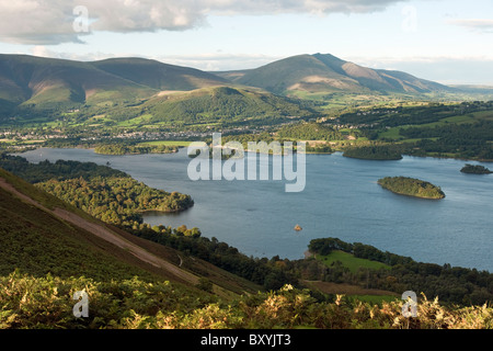 Die Aussicht von halber Höhe Katze Glocken mit Blick auf Derwentwater und Skiddaw im Lake District Stockfoto