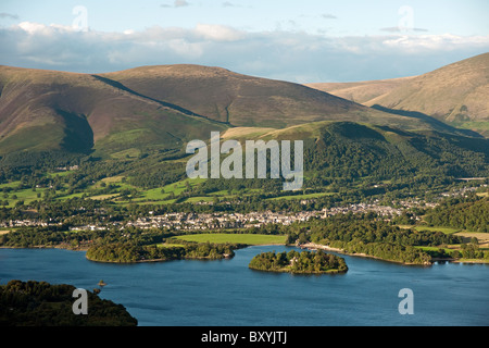 Derwent Water, Derwent Insel und Keswick gesehen vom Aufstieg zur Katze Glocken im Lake District Stockfoto