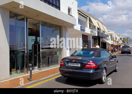 Luxus-Auto und Geschäfte am exklusiven Yachthafen von Puerto Banús, Marbella, Costa del Sol Malaga Provinz, Andalusien, Spanien Stockfoto