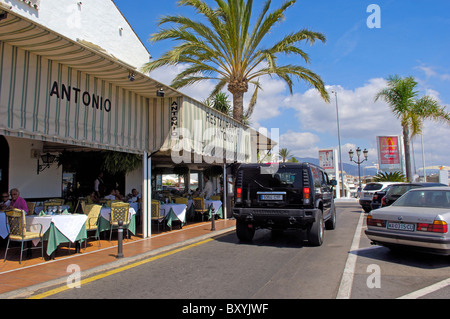 Luxus-Auto und Geschäfte am exklusiven Yachthafen von Puerto Banús, Marbella, Costa del Sol Malaga Provinz, Andalusien, Spanien Stockfoto