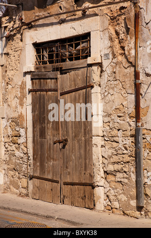 Alte Holztüren Shop in St Andrews Street, Limassol, Zypern Stockfoto