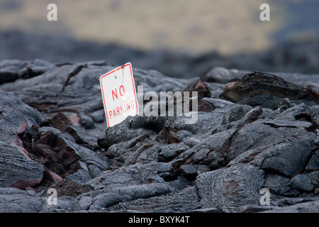 Kein Parkplatz Zeichen begraben in einem frischen Lavastrom am Ende der Chain of Craters Road in Hawaiʻi-Volcanoes-Nationalpark. Stockfoto