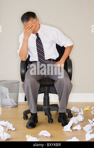 Betonte Geschäftsmann im Büro sitzen Stockfoto