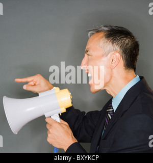 Geschäftsmann schreien mit Megaphon, Studio gedreht Stockfoto