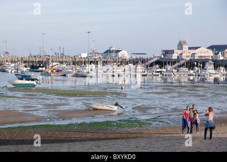 Ein Familie Portrait vor Provincetown Hafen während auf Ferien auf Cape Cod. Stockfoto