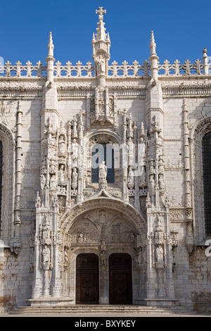 Architektonisches Detail aus dem Südportal des Kloster Jeronimos (Mosteiro Dos Jeronimos) in Lissabon, Portugal. Stockfoto