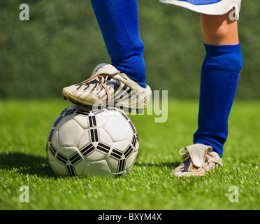 Geringen Teil der jungen Fußball spielen Stockfoto