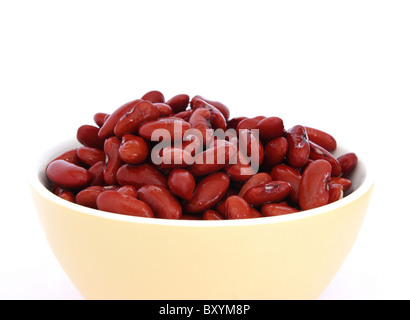 Viele gekochte rote Bohnen in gelben Schale auf weißem Hintergrund Stockfoto