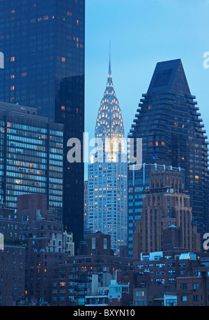 Wolkenkratzer und das Chrysler Building in der Abenddämmerung Stockfoto