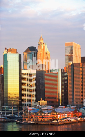 South Street Seaport und Wolkenkratzern Stockfoto