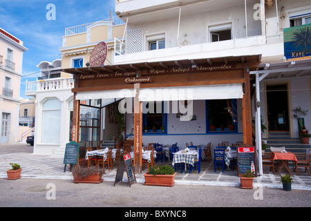 Typische Taverne in der Stadt Tinos, auf der griechischen Kykladeninsel mit dem gleichen Namen. Stockfoto