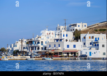Teilansicht der kleinen Küstenstadt Panormos, auf den griechischen Kykladen Insel Tinos. Stockfoto