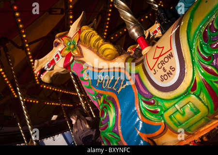 Großbritannien, England, Yorkshire, Leeds, Jahrtausends Square, Christkindelmarkt, traditionelle merry Go Runde reiten Stockfoto