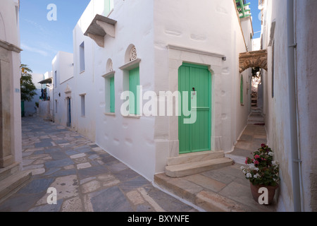 Kreuzung von zwei Gassen in der Ortschaft Pyrgos auf der griechischen Kykladen Insel Tinos. Stockfoto