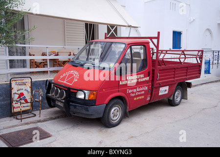 LKW geparkt in einer Wohnstraße in Parikia, auf den griechischen Kykladen-Insel Paros. Stockfoto