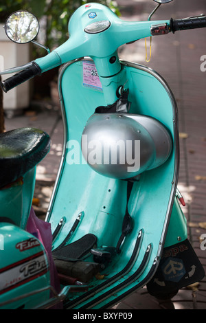 Klassische Vespa-Roller in Chinatown Bangkok geparkt Stockfoto