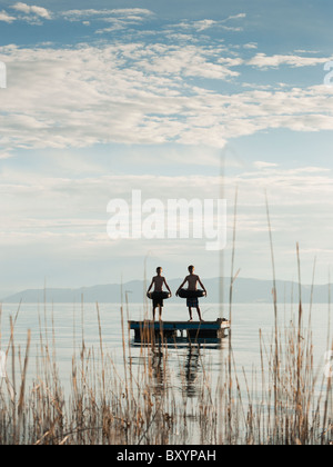 Jungs von Floß springen Stockfoto