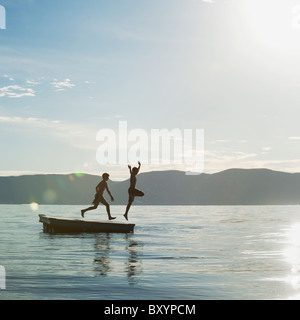 Jungs von Floß springen Stockfoto