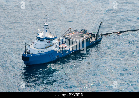 Öl skimming Boot sammeln Öl drei Meilen nördlich von Quellwebsite MC 252, Golf von Mexiko, USA. Stockfoto