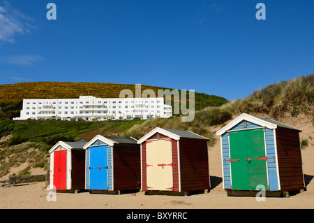 Saunton Sands Hotel mit Blick auf die Strandhütten in Saunton bei Braunton an der Küste von North Devon, England. Stockfoto