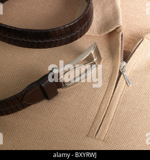 Herren Polohemd und brauner Gürtel Stockfoto