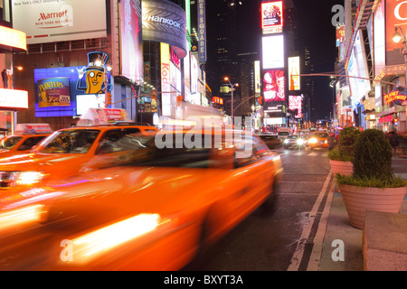 Taxi des Times Square in Manhattan, New York City fahren, Stockfoto