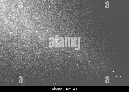 Spray von Aftershave / Parfüm Flasche Stockfoto