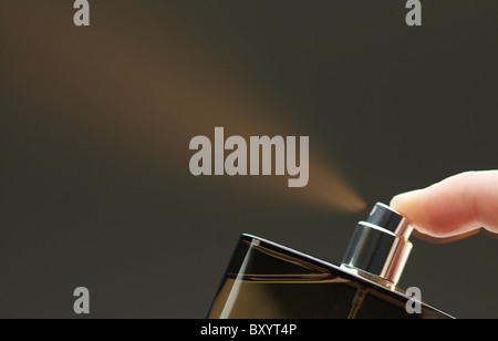 Spray von Aftershave / Parfüm Flasche Stockfoto