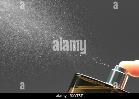 Spray von Aftershave / Parfüm Flasche Stockfoto