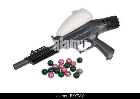 Paintball-Gewehr auf weißem Hintergrund Stockfoto