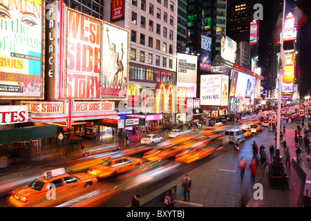 Verschwommene Verkehr, Times Square, Manhattan, New York City Stockfoto