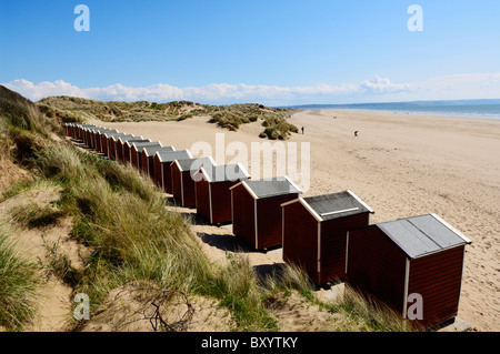 Strandhütten Saunton Sands Beach auf Saunton nahe Braunton an der Küste von Nord-Devon, England. Stockfoto