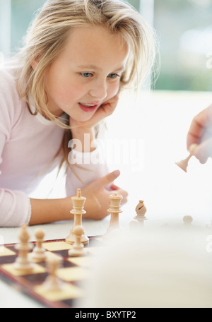 Enkelin spielt Schach mit Großvater Stockfoto