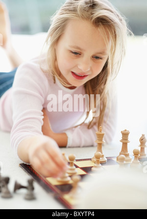 Mädchen spielen Schach Stockfoto