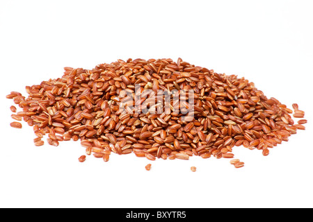 Nahaufnahme von einem Haufen von rotem Reis auf weißem Hintergrund Stockfoto