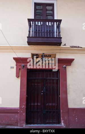 Balkon auf der Oberseite Kaffeehaus in Puno, Peru Stockfoto