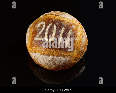 rundes Laib Brot bestäubt mit dem neuen Jahr 2011 Stockfoto