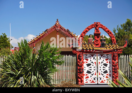 Maori-Schnitzereien auf Tor, Nga Hau E Wha nationalen Marae, Seiten Straße, Aranui, Christchurch, Canterbury, Südinsel, Neuseeland Stockfoto