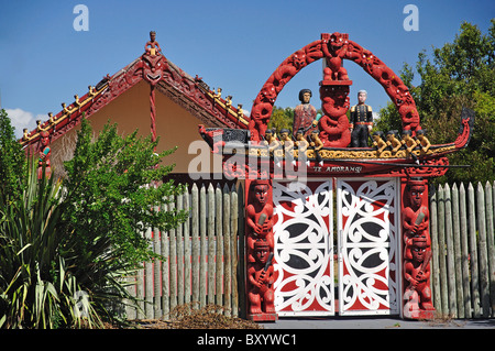 Maori-Schnitzereien auf Tor, Nga Hau E Wha nationalen Marae, Seiten Straße, Aranui, Christchurch, Canterbury, Südinsel, Neuseeland Stockfoto