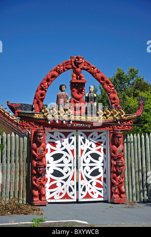 Maori-Schnitzereien auf Tor, Nga Hau E Wha nationalen Marae, Seiten Straße, Aranui, Christchurch, Canterbury, Südinsel, Neuseeland Stockfoto