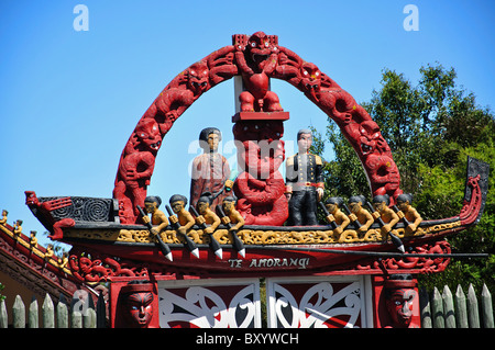 Maori-Schnitzereien auf Tor, Nga Hau E Wha nationalen Marae, Seiten Straße, Aranui, Christchurch, Canterbury, Südinsel, Neuseeland Stockfoto