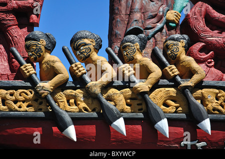 Maori-Schnitzereien auf Tor, Nga Hau E Wha nationalen Marae, Seiten Straße, Aranui, Christchurch, Canterbury, Südinsel, Neuseeland Stockfoto