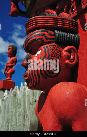 Maori-Schnitzereien auf Tor, Nga Hau E Wha nationalen Marae, Seiten Straße, Aranui, Christchurch, Canterbury, Südinsel, Neuseeland Stockfoto