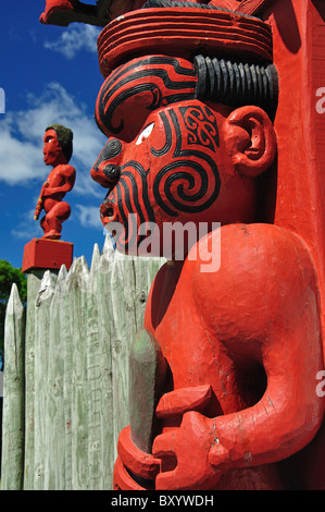 Maori-Schnitzereien auf Tor, Nga Hau E Wha nationalen Marae, Seiten Straße, Aranui, Christchurch, Canterbury, Südinsel, Neuseeland Stockfoto