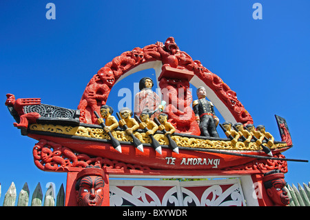 Maori-Schnitzereien auf Tor, Nga Hau E Wha nationalen Marae, Seiten Straße, Aranui, Christchurch, Canterbury, Südinsel, Neuseeland Stockfoto