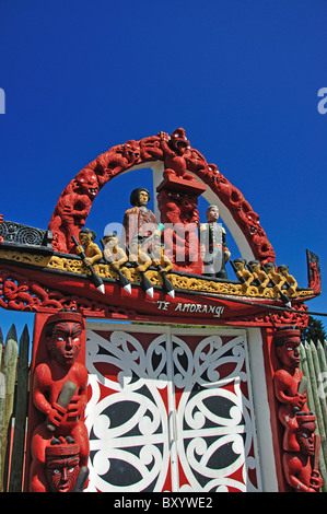 Maori-Schnitzereien auf Tor, Nga Hau E Wha nationalen Marae, Seiten Straße, Aranui, Christchurch, Canterbury, Südinsel, Neuseeland Stockfoto