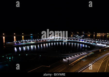 Aerial Nachtansicht aus dem Dock/Hafen und Marina 'Gateways des Meeres"(Portas do Mar), Ponta Delgada Stadt, auf den Azoren. Stockfoto