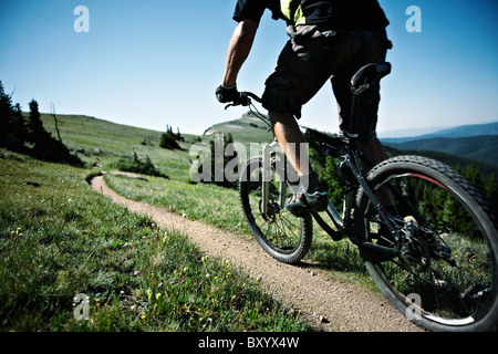 Mann-Mountainbiken auf Mountainbike-Strecke Stockfoto