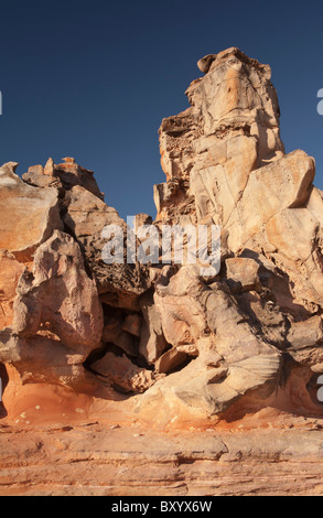 Grotesk geformten Felsen am Strand von Barn Hill Station, Broome, Kimberley, Western Australia Stockfoto