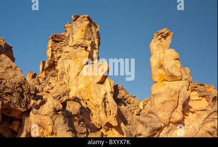 Grotesk geformten Felsen am Strand von Barn Hill Station, Broome, Kimberley, Western Australia Stockfoto